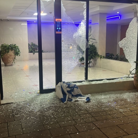חבורת אופנוענים ניפצו את שמשת הבניין - צפו - חדשות בפתח תקווה