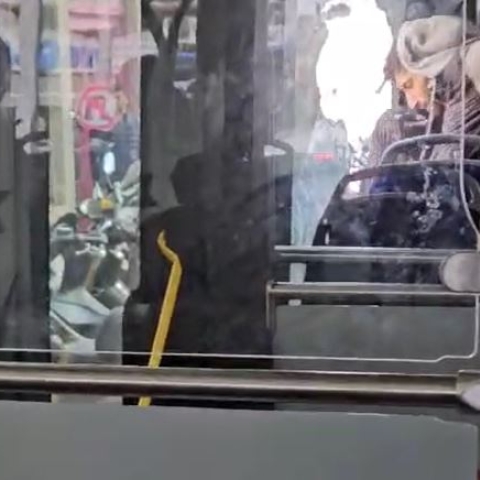  נהג האוטובוס סירב לפתח לנוסע את הדלת, אז הוא לקח פטיש ושבר את החלון - תחבורה בפתח תקווה