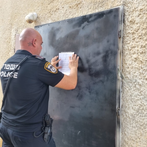 השוטרים הוזעקו לבית עסק שמכר אלכוהול בשל נער שנפגע מגז פלפל וסגרו את בית העסק - חדשות בפתח תקווה