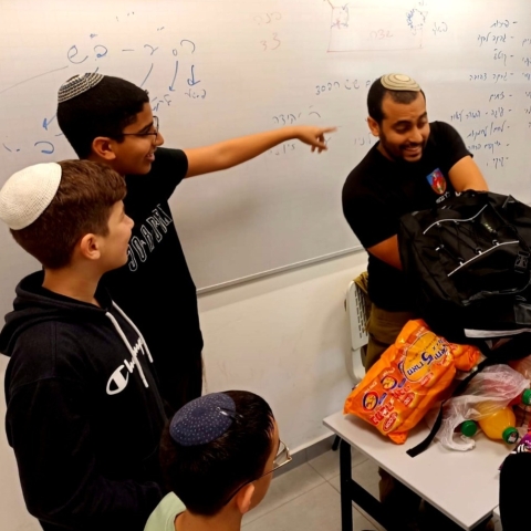 גם מלב חאן יונס לא הפסיק להשפיע אהבה על תלמידיו,על ארץ ישראל ועם ישראל - חינוך בפתח תקווה