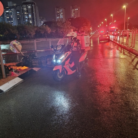 הולכת רגל נפגעה מאופנוע בדרך ז'בוטינסקי פינת בזל (מתחת לגשר של הקניון הגדול) - חדשות בפתח תקווה