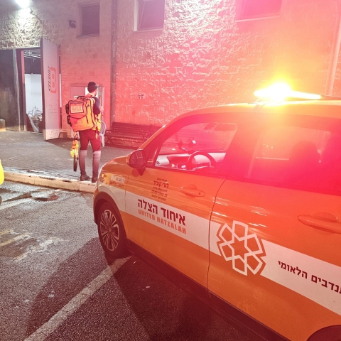 גבר נפצע לאחר שנפל מסולם במהלך עבודתו ברחוב המפעלים בפתח תקווה - חדשות בפתח תקווה