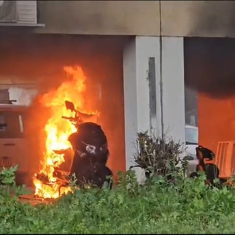 אופנוע עלה באש מתחת לבניין מגורים - חדשות בפתח תקווה