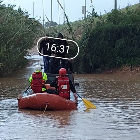 חולצו 2 לכודים שעלו על גג של רכב שנקלע להצפה - חדשות בפתח תקווה