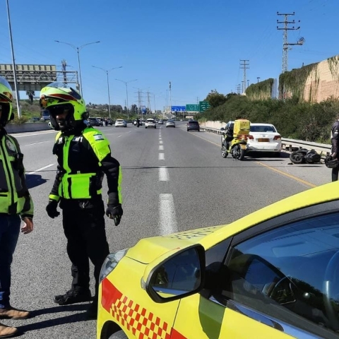 רוכב אופנוע נפצע קשה בתאונה במעורבות רכב, נהגת הרכב נעצרה - חדשות בפתח תקווה