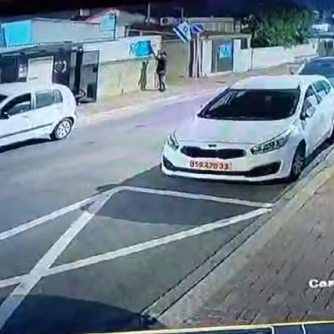 ס. ראש העיר משה משה חושד שעובד מקפת תולש לו שלטים - חדשות בפתח תקווה