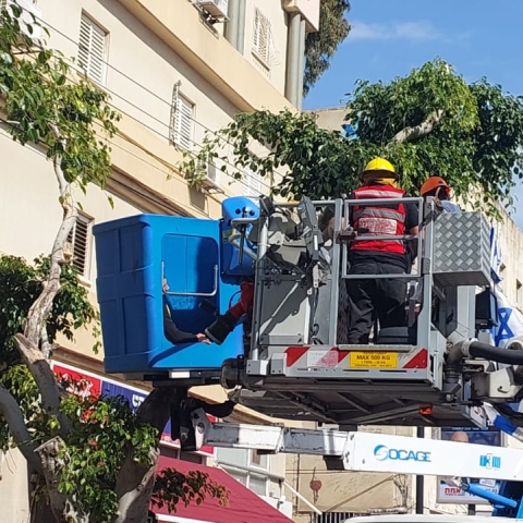 מפעיל מנוף שתיקן רמזור נלכד בסל המנוף ונחבל לאחר תאונה ברח' ההסתדרות בפתח תקווה - חדשות בפתח תקווה