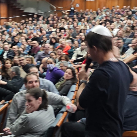 ראובן (ערן זרחוביץ') הגיע להיכל התרבות בפ"ת כדי לברך את תושבי העיר בכמעט שבת שלום - צפו - תרבות ופנאי בפתח תקווה