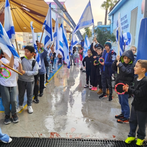  כך קיבלו את פניו של המורה שחזר ממילואים - צפו - חינוך בפתח תקווה