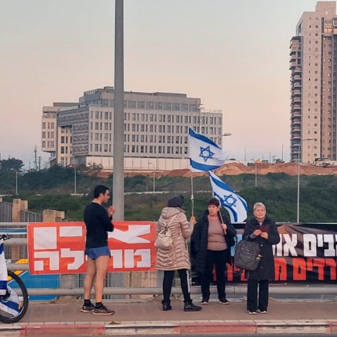 קרוב ל-100 איש מפגינים בשעה זו בגשר מכבית סמוך לפתח תקווה - חדשות בפתח תקווה