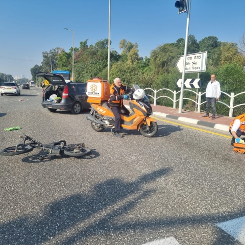 רוכב אופניים חשמליים נפצע מפגיעת אוטובוס בכביש 483 סמוך לגבעת השלושה - חדשות בפתח תקווה