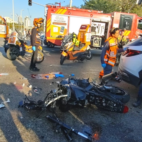 הרוג ו-2 פצועים  נוספים בתאונת דרכים בצומת הרחובות: קפלן - ז'בוטינסקי בפתח תקווה. - חדשות בפתח תקווה