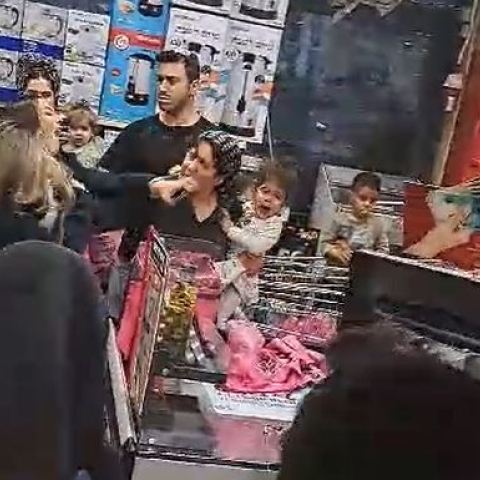 3 קופאיות חשודות בתקיפת  לקוחה בסופרמרקט רמי לוי - צפו - חדשות בפתח תקווה