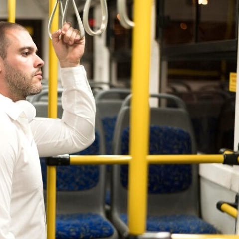 הנוסעים באוטובוס חשדו בנוסע, השוטרים גילו שהוא שב"ח מחברון - חדשות בפתח תקווה