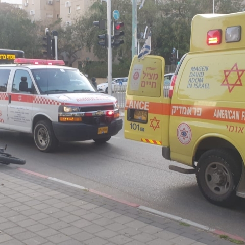 הולכת רגל נפצעה בינוני מפגיעת אופניים חשמליים ברחוב יד הבנים בפתח תקווה - חדשות בפתח תקווה