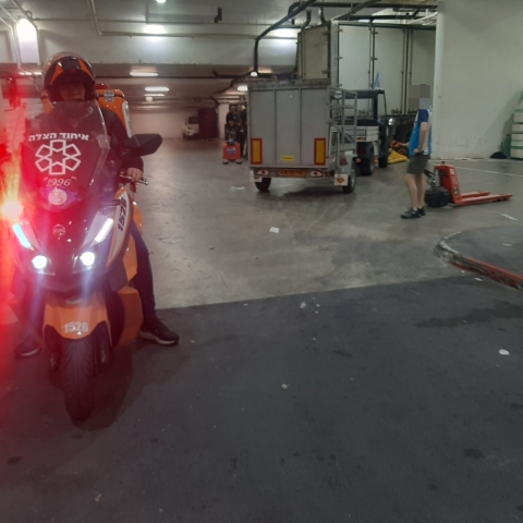 פועל נפגע מחפץ כבד במהלך עבודתו ברחוב תוצרת הארץ בפתח תקווה. - חדשות בפתח תקווה