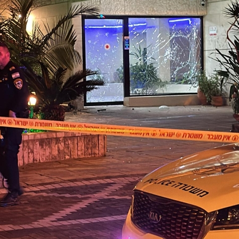 2 החשודים בהשלכת רימון רסס לעבר בניין מגורים נעצרו - חדשות בפתח תקווה