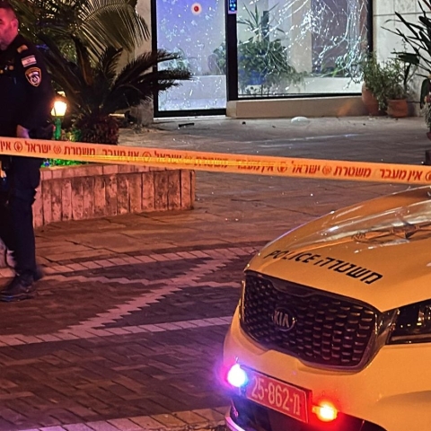 פיצוץ עז נשמע הלילה בשכונת אם המושבות בשל רימון שהושלך בכניסה לבניין מגורים - חדשות בפתח תקווה