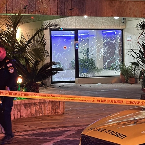 החשודים בהשלכת רימון רסס אל עבר בניין מגורים ברח' פינטו בשכונת שיפר, נעצרו - חדשות בפתח תקווה