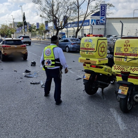 2 פצועים בתאונת דרכים בדרך ז'בוטינסקי בפתח תקווה - חדשות בפתח תקווה
