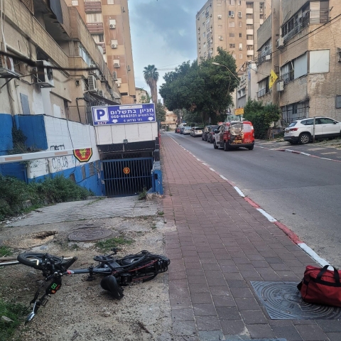 רוכב אופניים נפגע מרכב ברחוב נורדאו בפתח תקווה. - חדשות בפתח תקווה