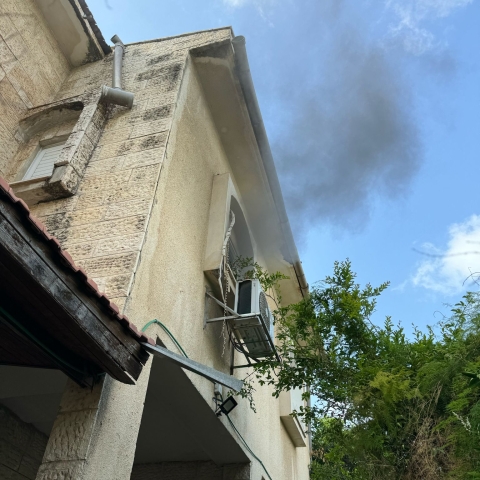 שריפה פרצה בקומה שנייה של בית מגורים ברח' גיסין בפתח תקווה - חדשות בפתח תקווה