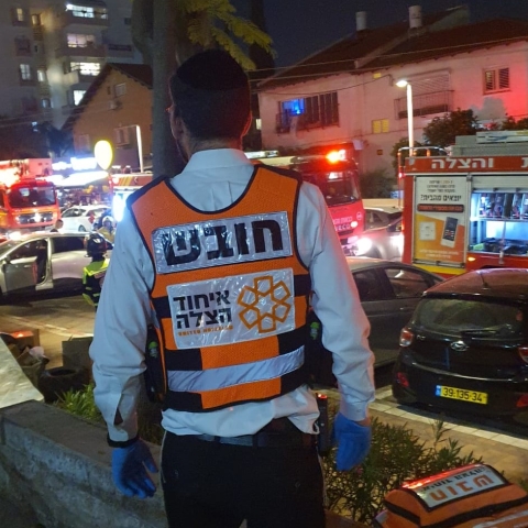 פצוע משאיפת עשן בשריפה במקלט של מבנה מגורים ברח' כץ בפתח תקווה - חדשות בפתח תקווה