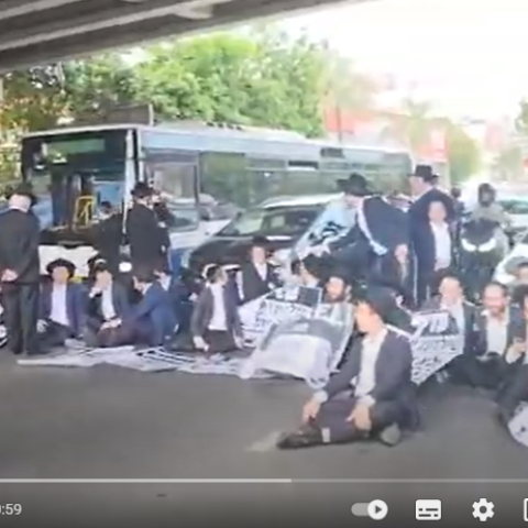 מאות מפגינים חרדים קיצוניים חסמו את כביש 4 תקפו שוטרים והשליכו עליהם גללי צואה ופסולת - חדשות בפתח תקווה