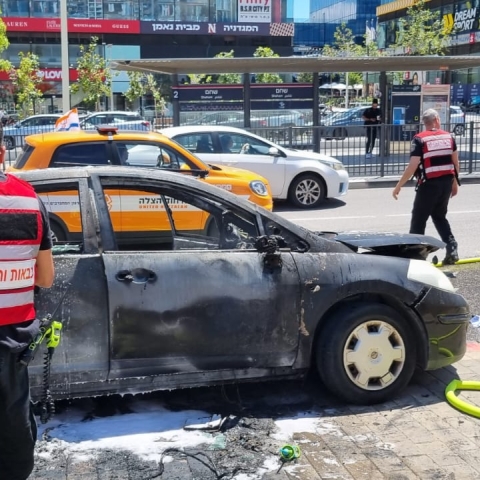 רכב עולה באש בדרך ז'בוטינסקי בפתח תקווה - חדשות בפתח תקווה