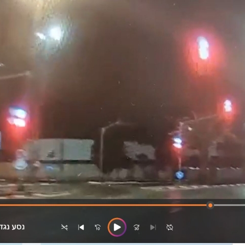 נסע במהירות כנגד כיוון התנועה בנתיבי איילון וחצה רמזורים אדומים - צפו - חדשות בפתח תקווה