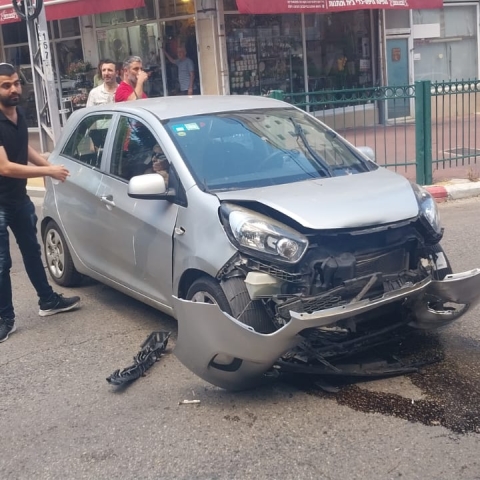לא עצר בעצור פגע ב-4 רכבים וגרם לפציעת נהגת - חדשות בפתח תקווה