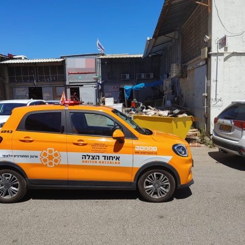 פועל נחתך ממסור דיסק חשמלי בידו במהלך עבודתו בנגריה - חדשות בפתח תקווה