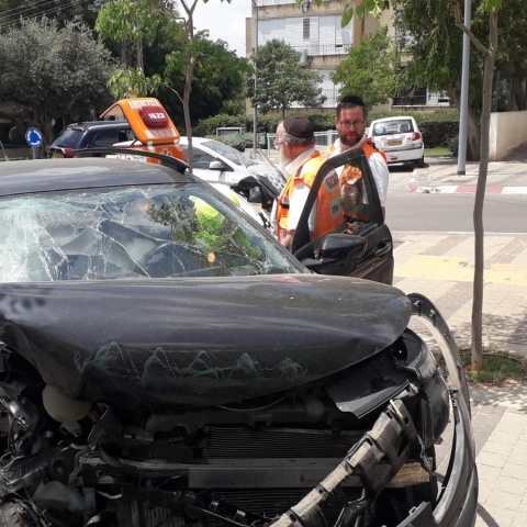 בן 75 התנגש עם רכבו בגדר ברח' כץ' - מצבו בינוני - חדשות בפתח תקווה