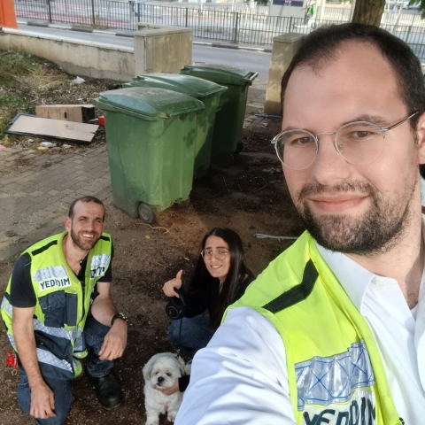  כלבה ננעלה ברכב בשגגה וחולצה בשלום ע"י מתנדבי ידידים • צפו - חדשות בפתח תקווה