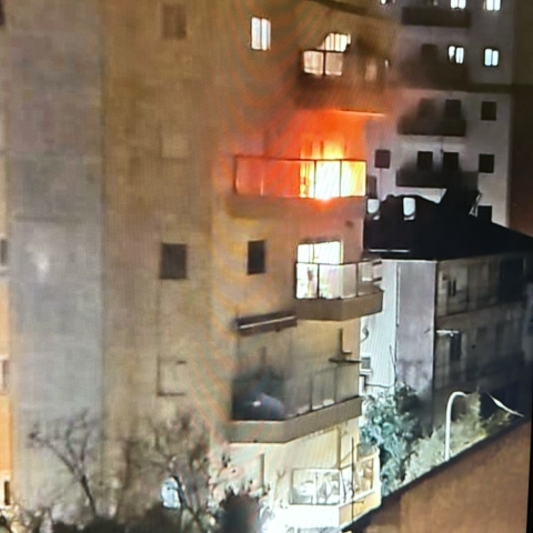 פצוע בינוני בשריפה ברח' בן יהודה בפתח תקווה - חדשות בפתח תקווה