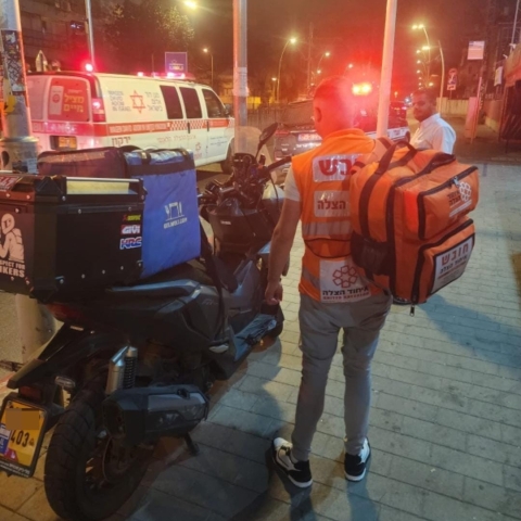 רוכב אופנוע (משלוחן) נפצע בתאונה במעורבות אוטובוס - חדשות בפתח תקווה