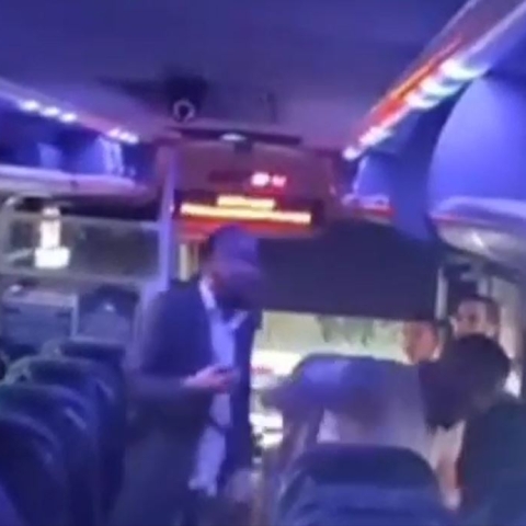 תיעוד מחריד - נהג אוטובוס היכה נוסע באוטובוס של חברת קווים - צפו - חדשות בפתח תקווה
