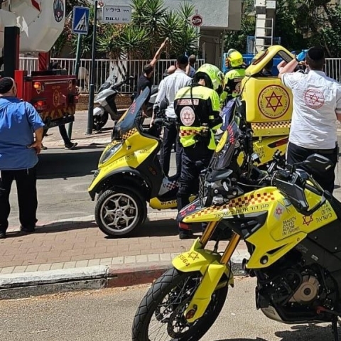 פועל התחשמל במהלך עבודתו ברחוב ביל"ו בפתח תקווה - חדשות בפתח תקווה