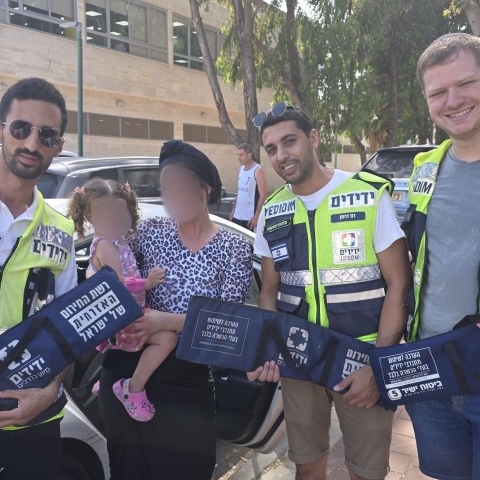 בצהרי היום, בשעות החום: פעוטה ננעלה ברכב בשגגה - חדשות בפתח תקווה