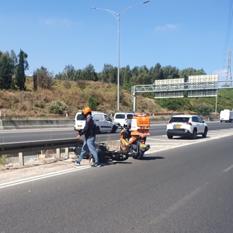 רוכב אופנוע נפצע קשה בתאונה עצמית בכביש 471 סמוך לפתח תקווה - חדשות בפתח תקווה