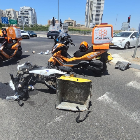 רוכב אופנוע (משלוחן) נפגע מרכב - מצבו אנוש - חדשות בפתח תקווה