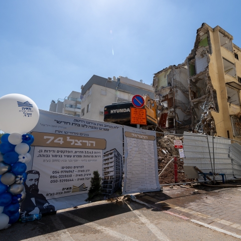 הורסים את הבניין שנהרס מפגיעת טיל לפני 3 שנים! - חדשות בפתח תקווה