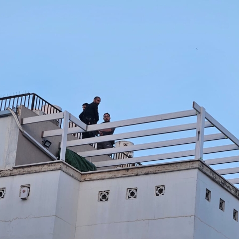 גנבי הרכב נמלטו מהמשטרה והסתתרו על גג בניין, זה לא עזר להם... - חדשות בפתח תקווה