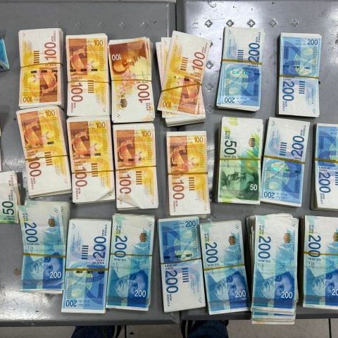 החזיק 200,000 ש"ח וסמים קשים במתחם דירות בפתח תקווה - חדשות בפתח תקווה
