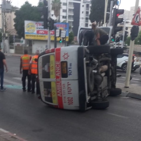 3 נפגעות בתאונה עם התהפכות אמבולנס - חדשות בפתח תקווה