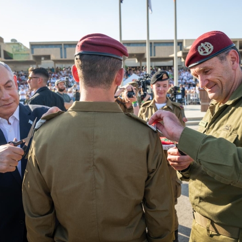 מצטיין קורס קציני חי"ר: סג"מ אביב וקסמן, בוגר ישיבת אמית כפר גנים - חדשות בפתח תקווה