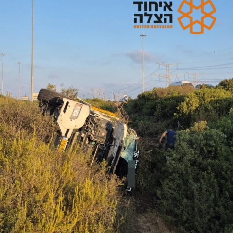 משאית התהפכה בכביש 5  -  שני צעירים נפצעו בינוני - חדשות בפתח תקווה