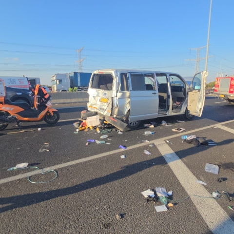 6 פצועים, בהם 5 במצב בינוני, בתאונה במעורבות אוטובוס ומיניבוס הסעות - חדשות בפתח תקווה