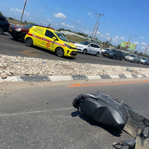 גבר ואישה שרכבו יחדיו על אופנוע נפצעו קשה ובינוני בתאונה בכביש 40 סמוך לצומת ירקונים.  - חדשות בפתח תקווה