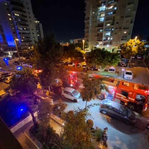 הדיירים ראו שהסוללה של האופניים החשמליים מעלה עשן, יצאו מהבית והזעיקו את כיבוי אש. - חדשות בפתח תקווה